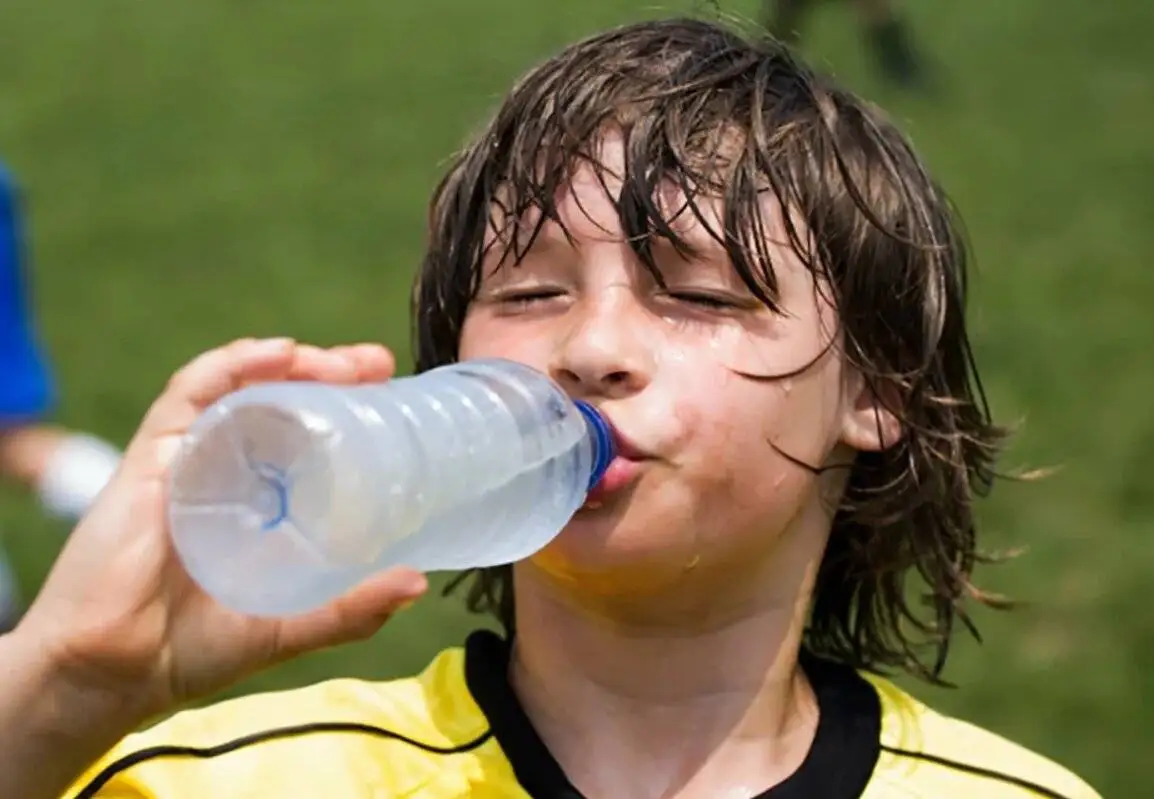 به فرد گرمازده آب قند و شربت ندهید؛ گرمازدگی فقط مربوط به زیر آفتاب ماندن نیست