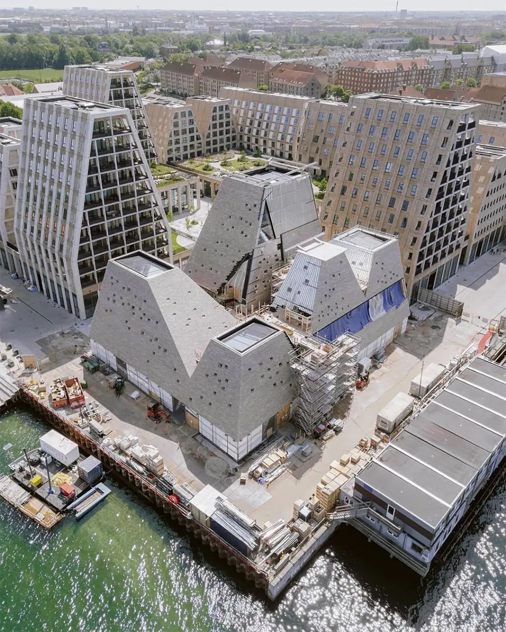 تصاویر؛ معماری چالشی در دانمارک؛ یک ساختمان کاملا متفاوت