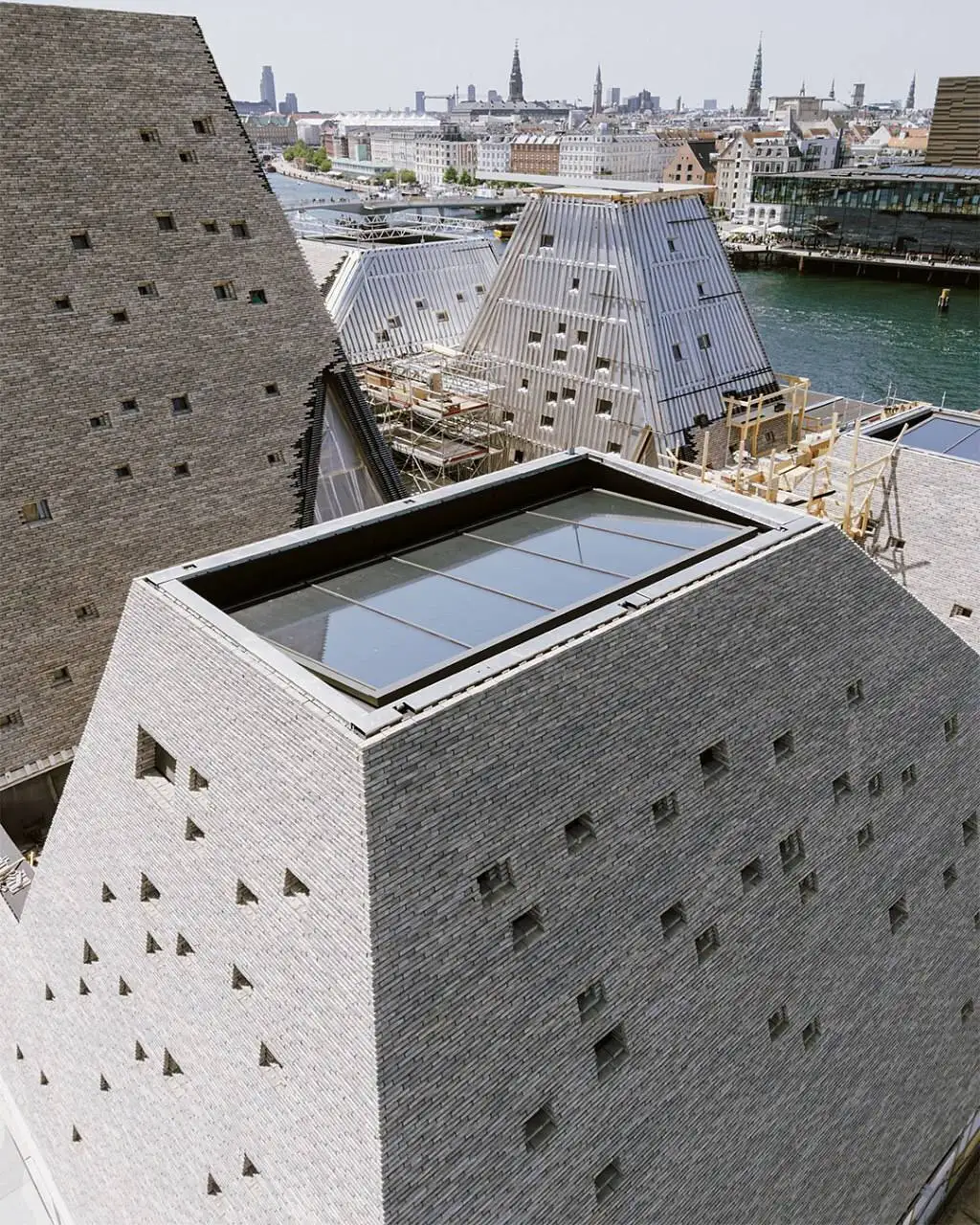 تصاویر؛ معماری چالشی در دانمارک؛ یک ساختمان کاملا متفاوت