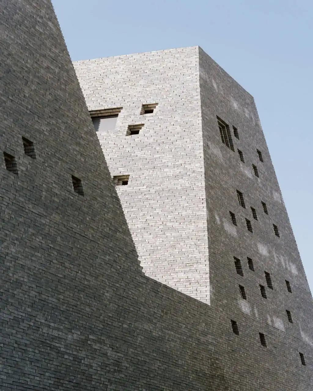 تصاویر؛ معماری چالشی در دانمارک؛ یک ساختمان کاملا متفاوت