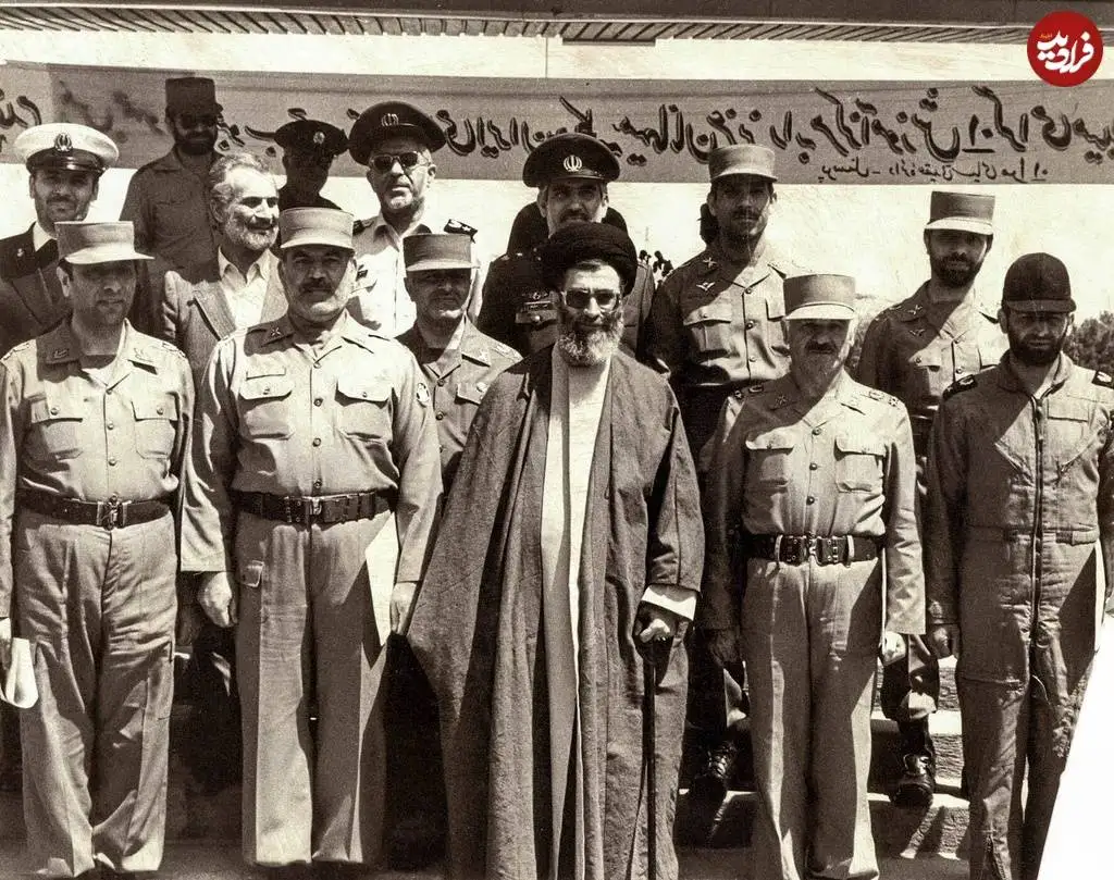 عکس؛ سفر در زمان؛ «عباس بابایی» در کنار رهبر انقلاب و فرماندهان ارتش؛ دهه 60