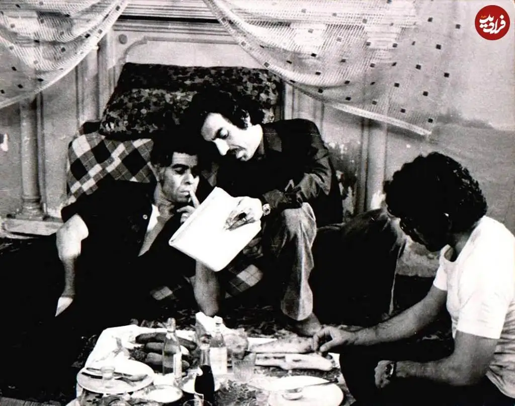 عکس؛ سفر در زمان؛ «بهروز وثوقی و فرامرز قریبیان» در پشت صحنه گوزنها؛ سال 53