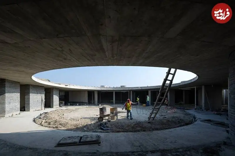 تصاویر؛ معماری خلاقانه «مدرسۀ دایره ای» در دل زمین آتشفشانی