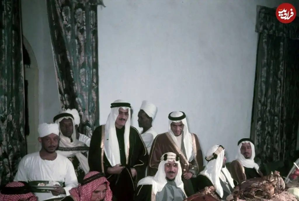 عکس؛ سفر در زمان؛ دومین پادشاه عربستان و مهمان هایش در حال خوردن سه گوسفند کامل»؛ سال 1332