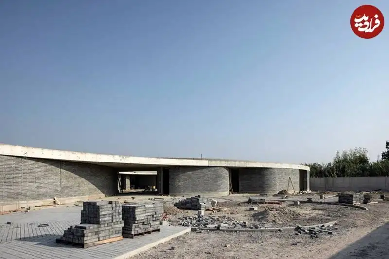تصاویر؛ معماری خلاقانه «مدرسۀ دایره ای» در دل زمین آتشفشانی
