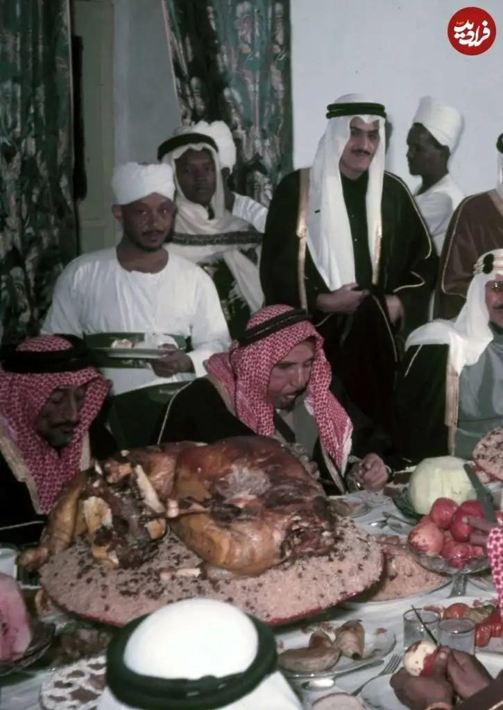 عکس؛ سفر در زمان؛ دومین پادشاه عربستان و مهمان هایش در حال خوردن سه گوسفند کامل»؛ سال 1332