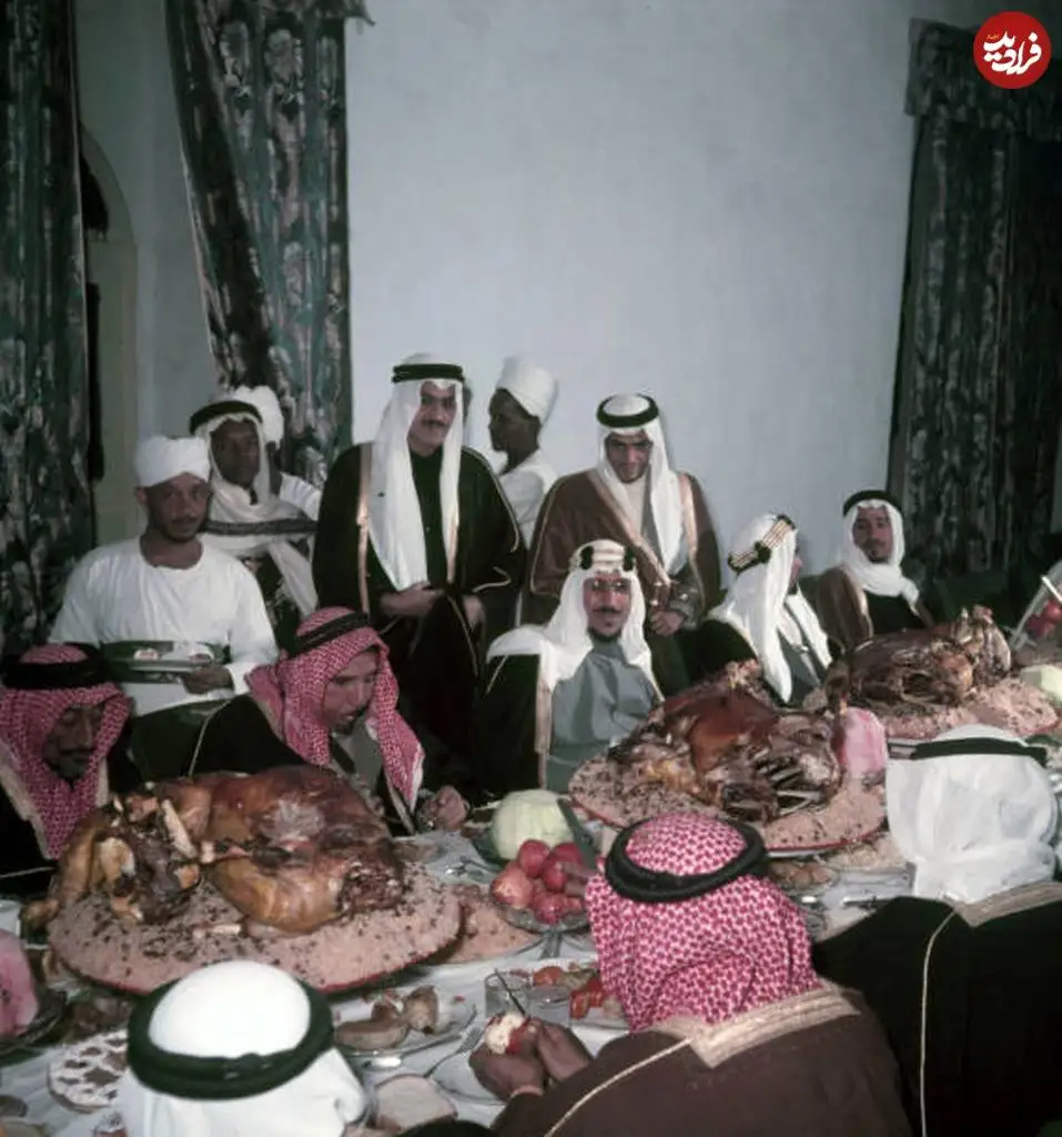 عکس؛ سفر در زمان؛ دومین پادشاه عربستان و مهمان هایش در حال خوردن سه گوسفند کامل»؛ سال 1332