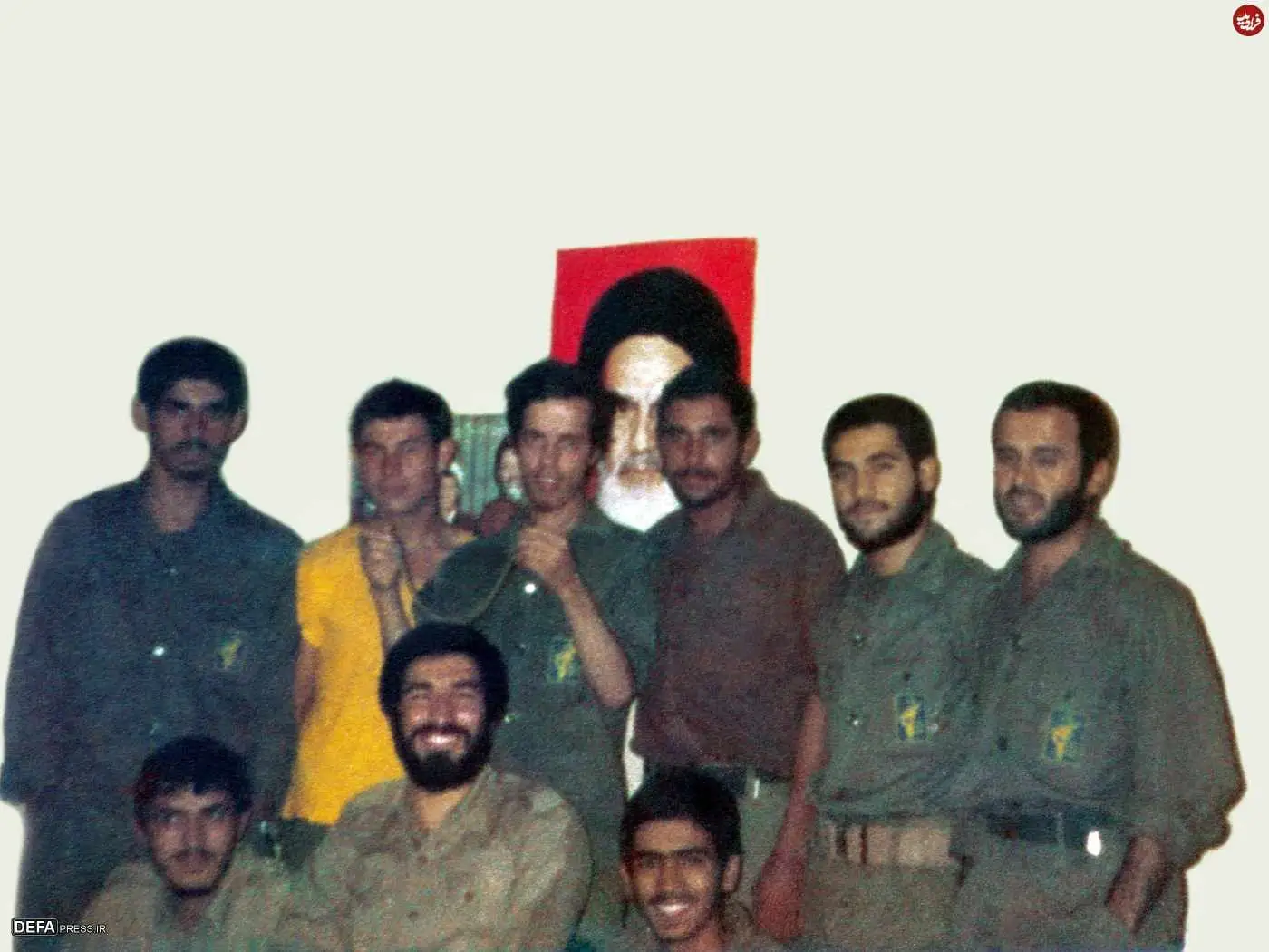 عکس؛ سفر در زمان؛ «سرلشکر رشید» در کنار حسن باقری و 7 رزمنده دیگر؛ دهه 60