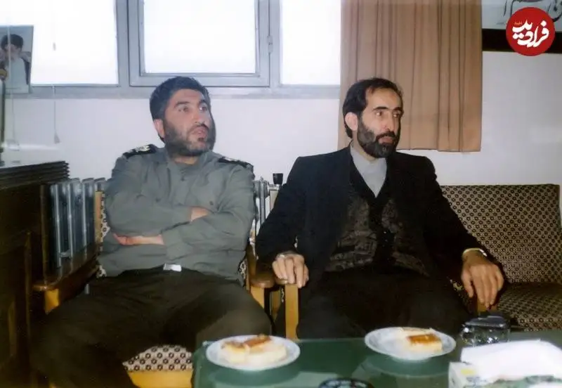 عکس؛ سفر به تاریخ؛ «سرلشکر شادمانی، فرماندۀ قرارگاه خاتم» در کنار «احمد کاظمی»؛ دهۀ 70
