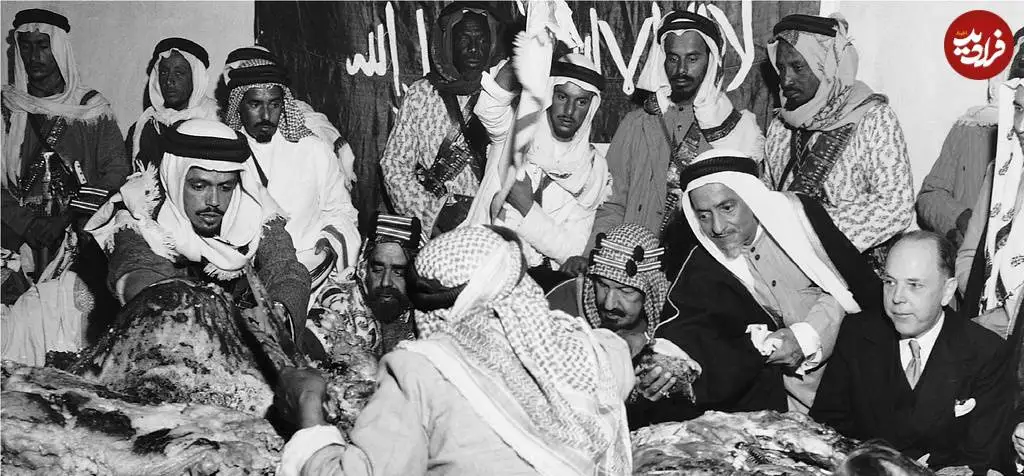 عکس؛ سفر در زمان؛ «پادشاه اول عربستان و مهمان ها» در حال خوردن یک شتر بزرگ؛ سال 1325