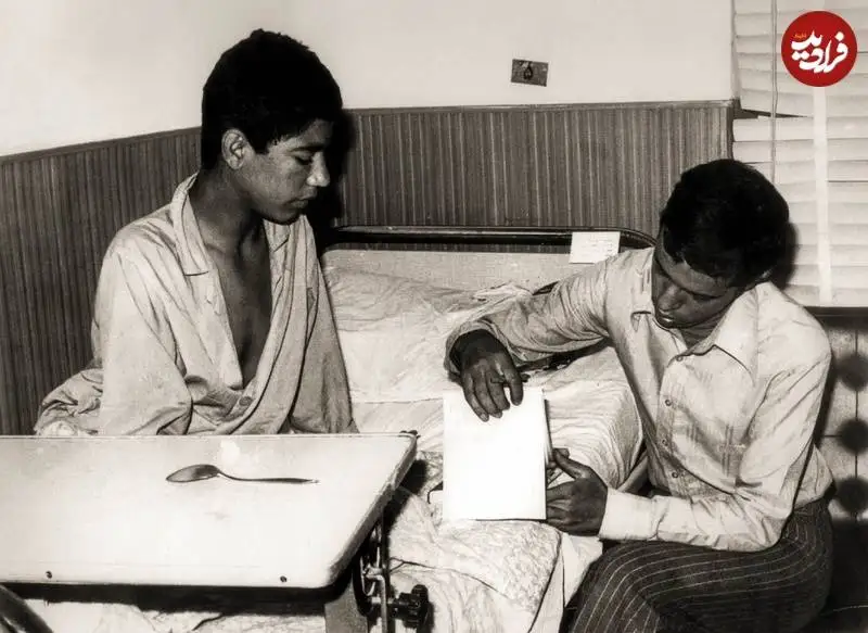 عکس؛ سفر به تاریخ؛ «حسن باقری، برادر سرلشکر باقری» در دوران خبرنگاری در بیمارستان