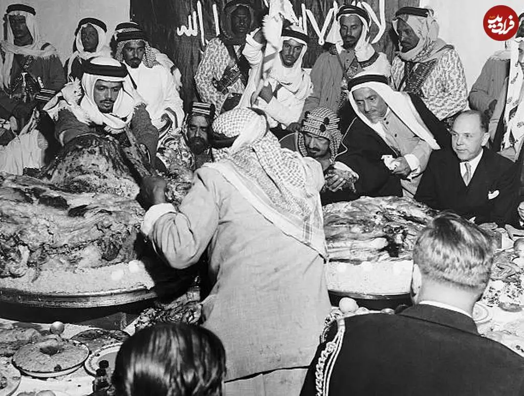 عکس؛ سفر در زمان؛ «پادشاه اول عربستان و مهمان ها» در حال خوردن یک شتر بزرگ؛ سال 1325