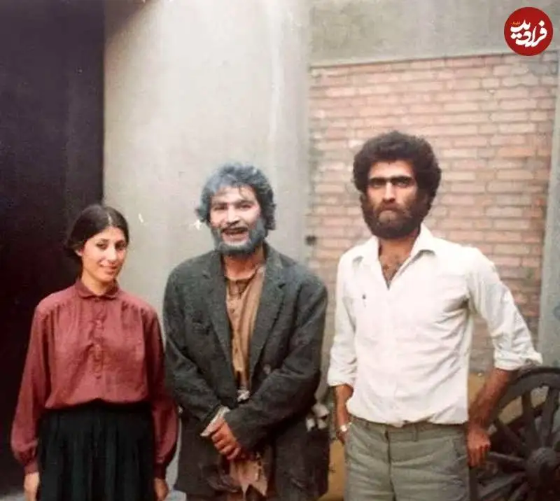 عکس؛ سفر به تاریخ؛ «صورت زخمی» (سریال بچه مهندس) در جوانی در پشت صحنه یک تئاتر