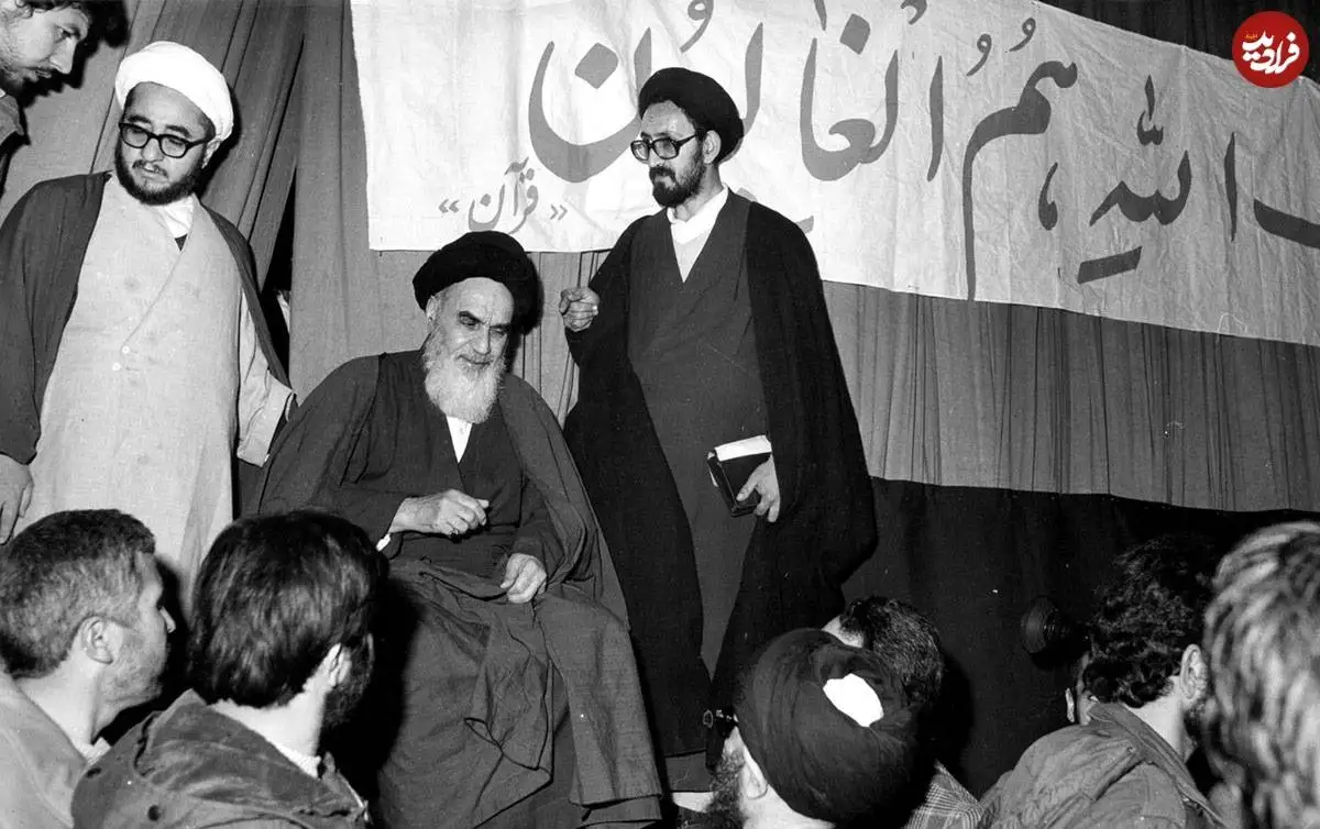 عکس؛ سفر در زمان؛ «محمدصادق خلخالی در کنار امام خمینی در یکی از دیدارها»؛ بهمن 57