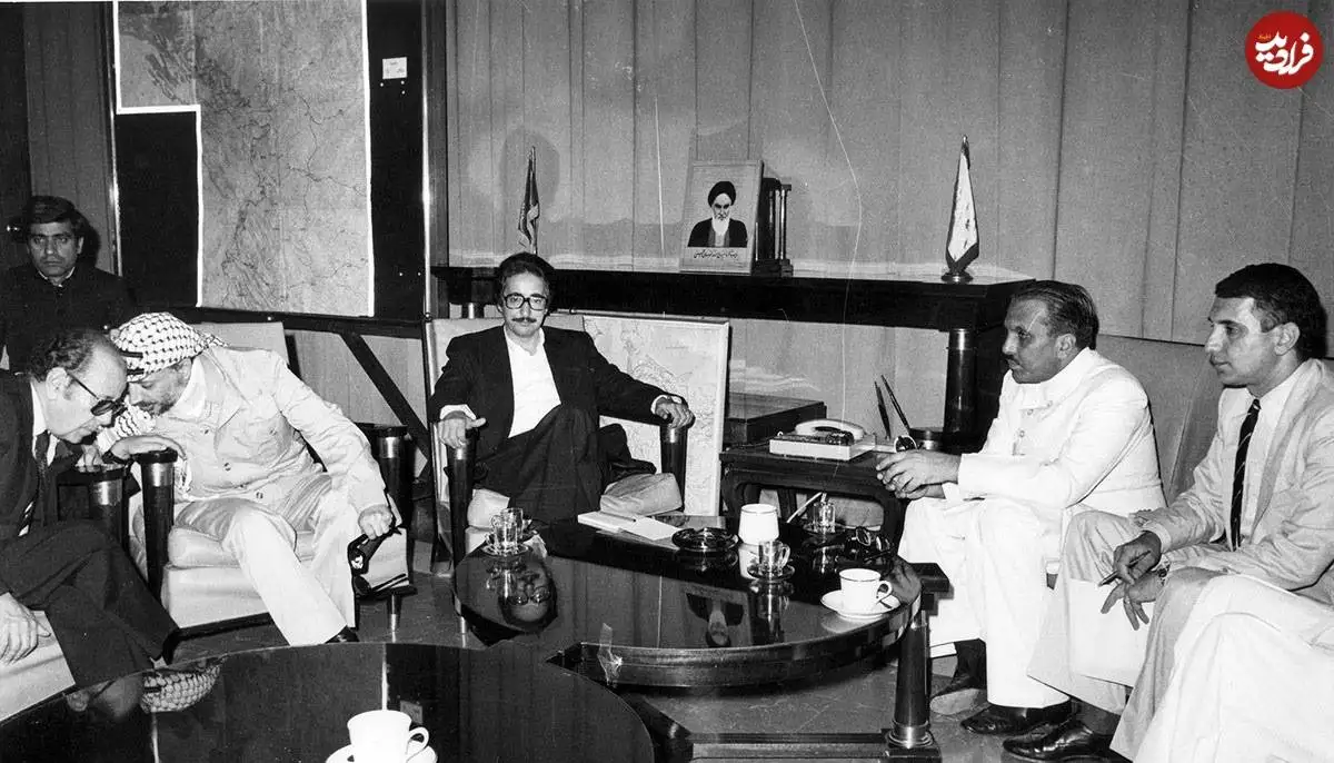 عکس؛ سفر در زمان؛ «بنی صدر در دیدار با هیئت سازمان کنفرانس اسلامی»؛ مهر 59