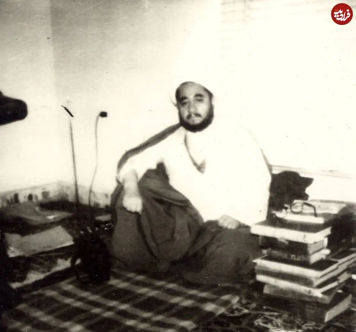 عکس؛ سفر در زمان؛ «محمدصادق خلخالی در تبعیدگاه لار»؛ دهه 50