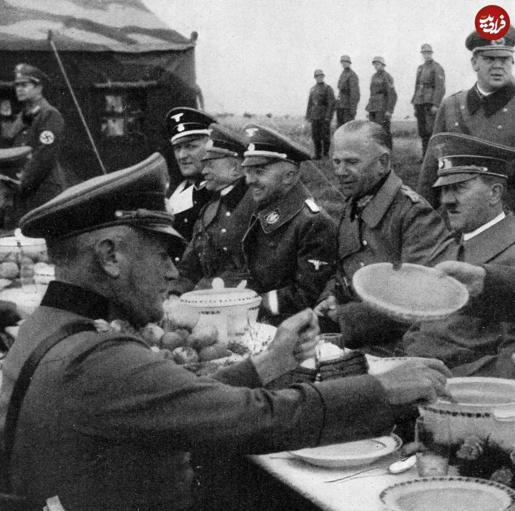 عکس؛ سفر در زمان؛ «آدولف هیتلر در حال غذا خوردن با ژنرال هایش»؛ سال 1319