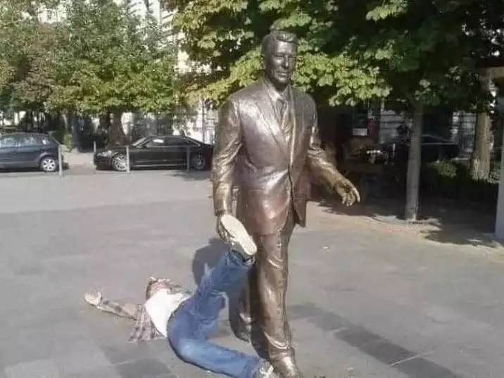 تصاویر بامزه از شوخی با مجسمه های معروف جهان