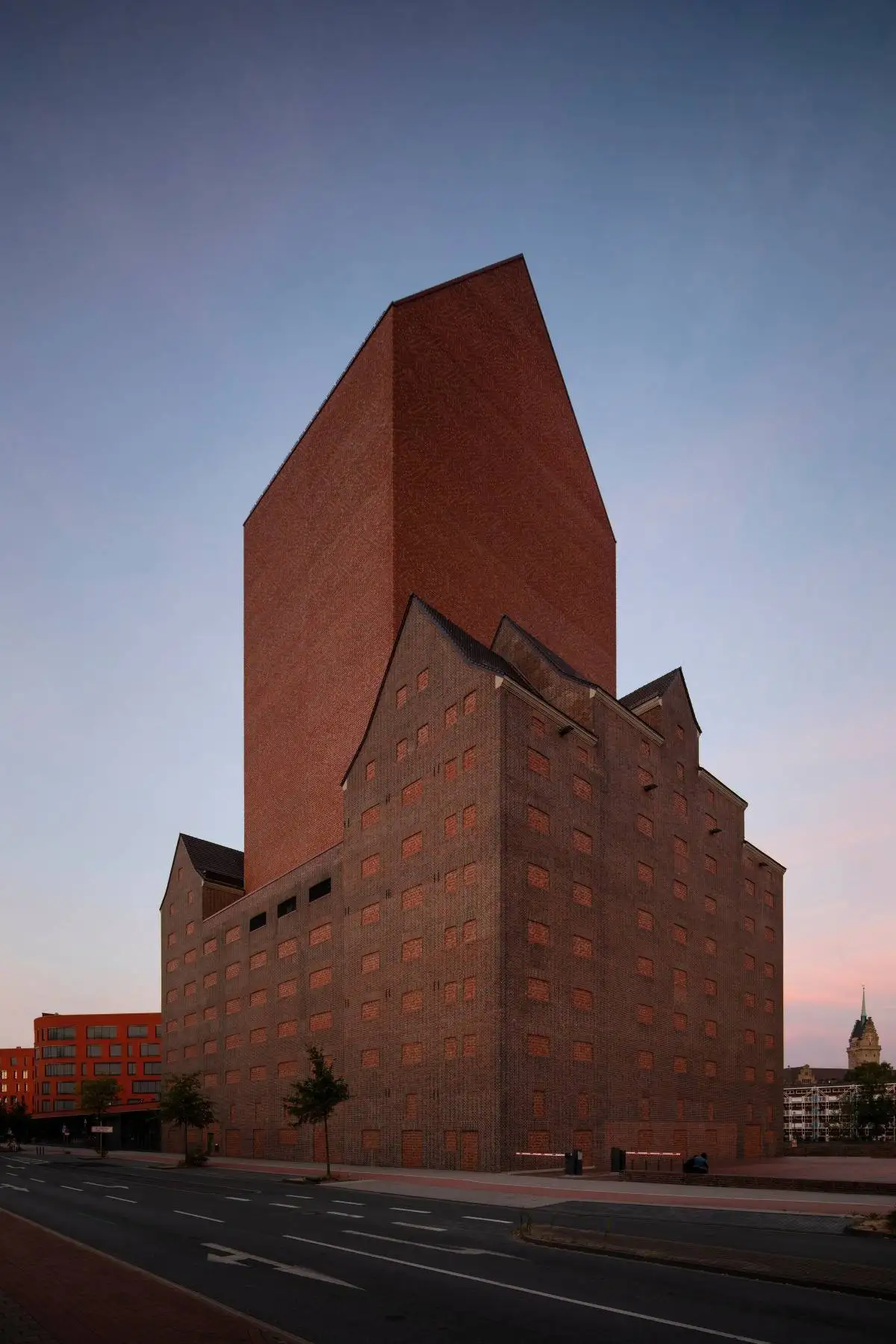 تصاویر؛ برج 23 طبقه بدون پنجره؛ راز بزرگ ماجرا چیست؟