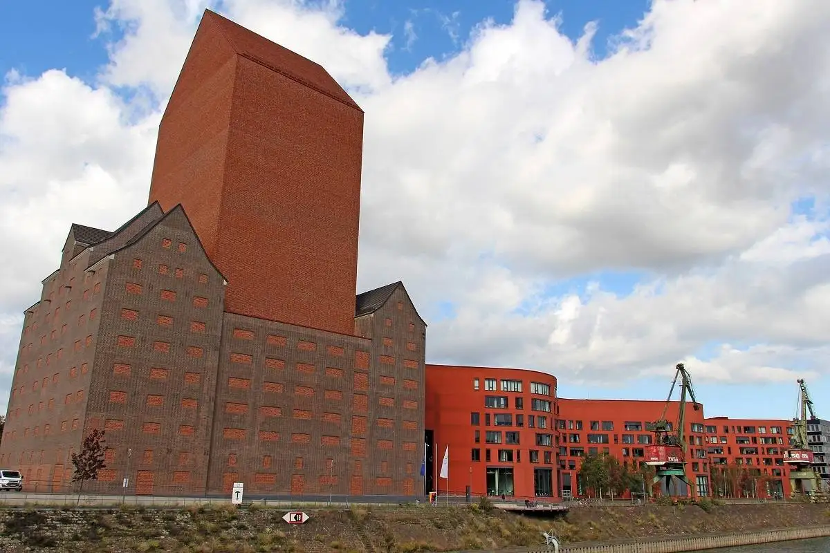 تصاویر؛ برج 23 طبقه بدون پنجره؛ راز بزرگ ماجرا چیست؟