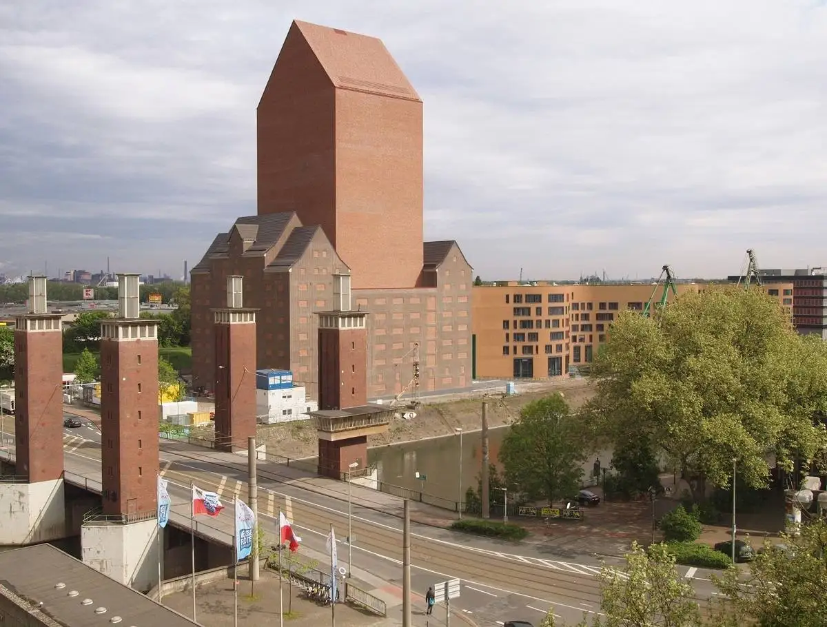 تصاویر؛ برج 23 طبقه بدون پنجره؛ راز بزرگ ماجرا چیست؟