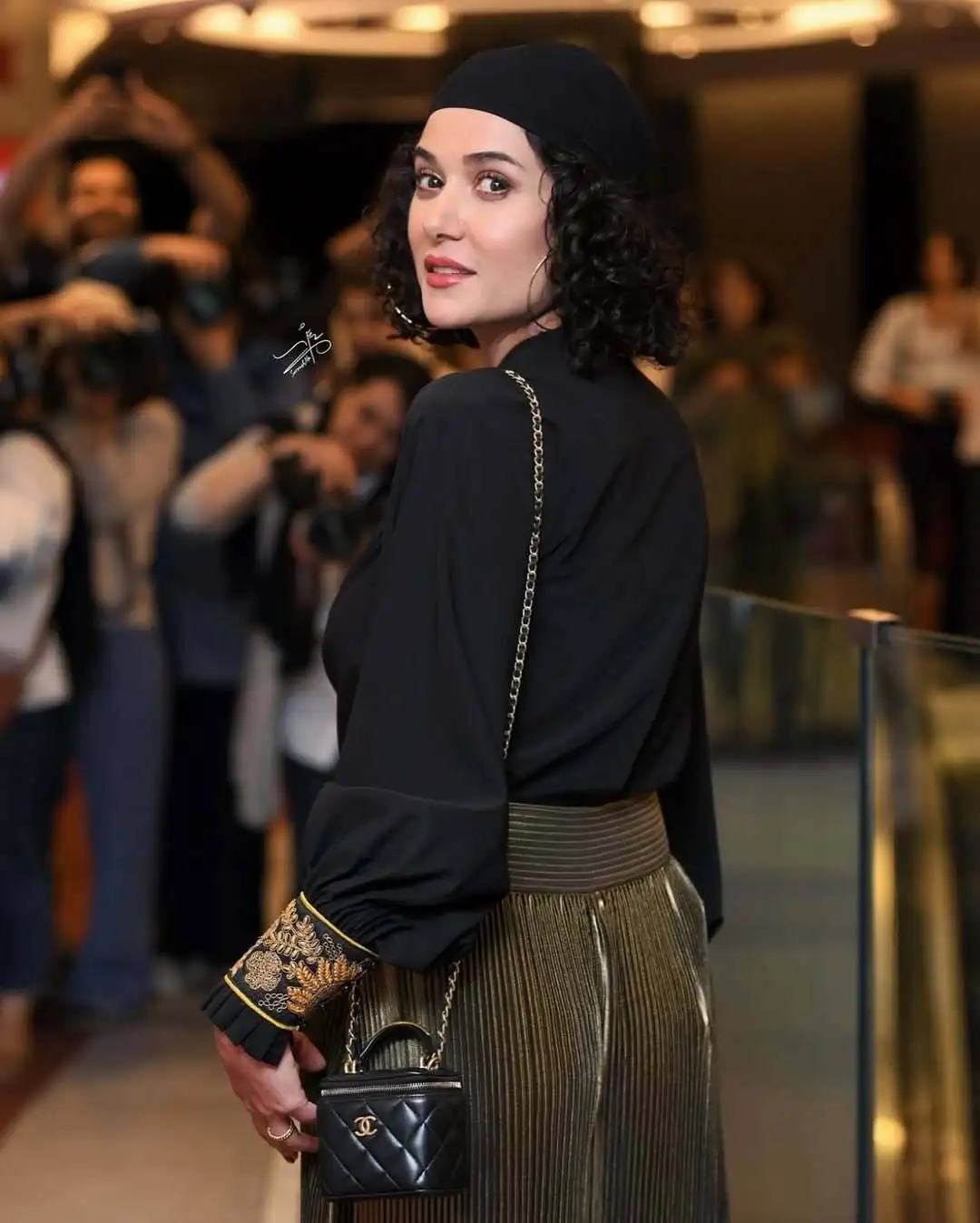 تصاویر؛ استایل رسمی و شیک پریناز ایزدیار در اکران «زن و بچه»