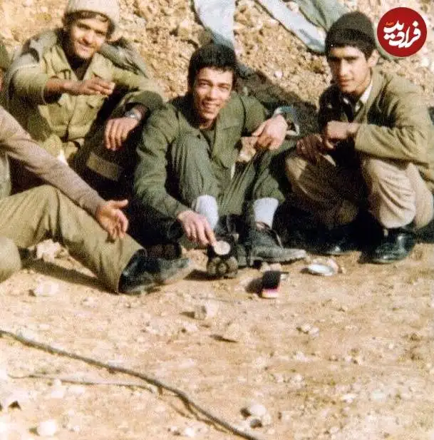 عکس؛ سفر در زمان؛ «سرلشکر باقری» در حال واکس زدن پوتین هایش در جبهه؛ دهه 60