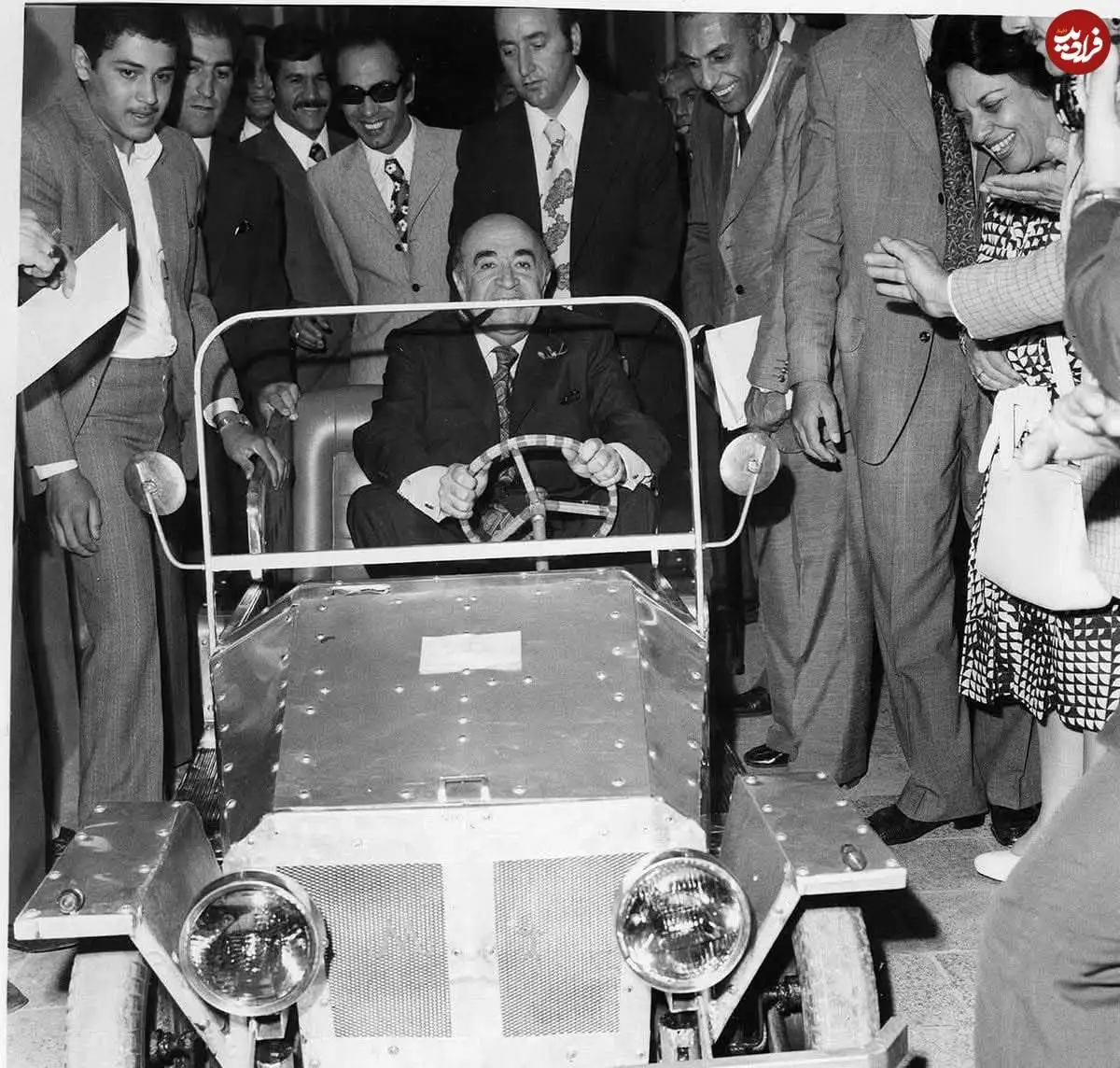 عکس؛ سفر در زمان؛ «هویدا» در حال امتحان خودروی ساخت دانش آموزان دبیرستانی؛ دهه 50