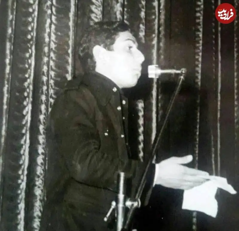 عکس؛ سفر به تاریخ؛ چهرۀ «عمو قناد» قبل از انقلاب در نوجوانی در حال اجرای برنامه