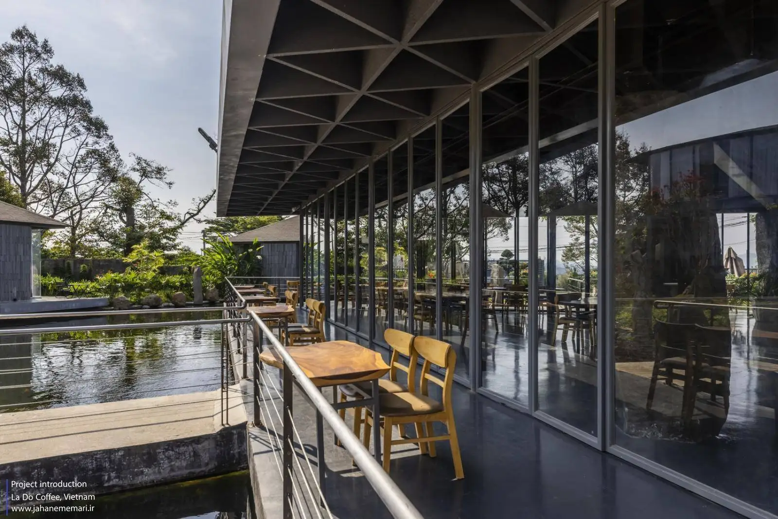 تصاویر؛ کافه «لا دو»؛ این معماری با ماهی های زنده اش شهرت دارد! 