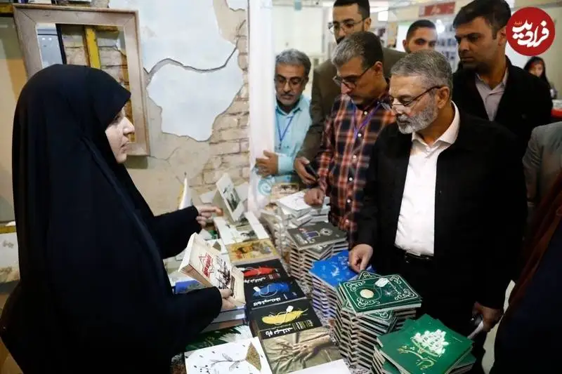 عکس؛ سفر زمان؛ تیپ متفاوت «سرلشکر موسوی، رئیس ستاد کل نیروهای مسلح» در نمایشگاه قرآن