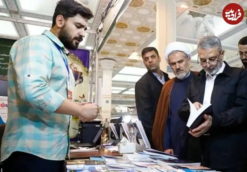 عکس؛ سفر زمان؛ تیپ متفاوت «سرلشکر موسوی، رئیس ستاد کل نیروهای مسلح» در نمایشگاه قرآن