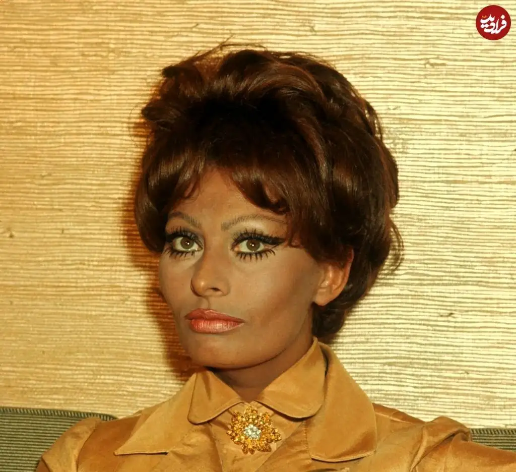 عکس؛ سفر در زمان؛ «سوفیا لورن» در 35 سالگی در فرودگاه رم؛ سال 1348