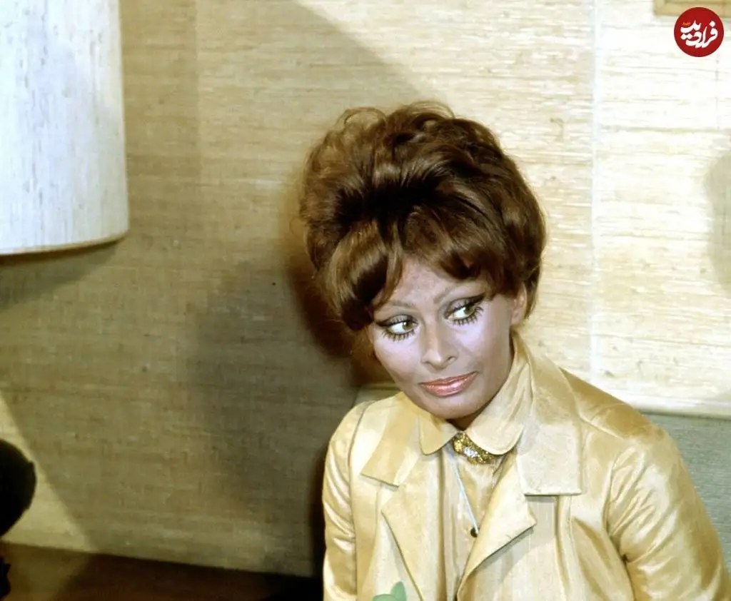 عکس؛ سفر در زمان؛ «سوفیا لورن» در 35 سالگی در فرودگاه رم؛ سال 1348