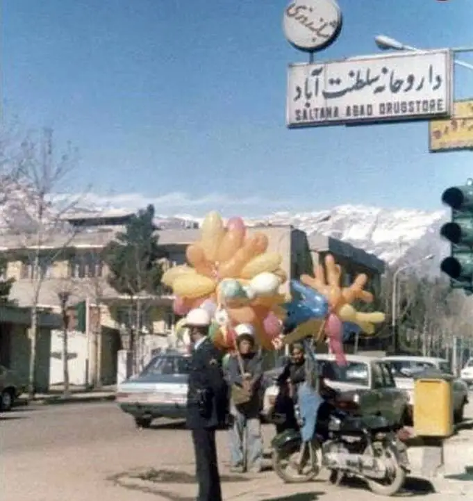 عکس؛ سفر در زمان؛ آن تابلوی کتابفروشی کوروش؛ یادآور 50سال خاطرات نارنجی