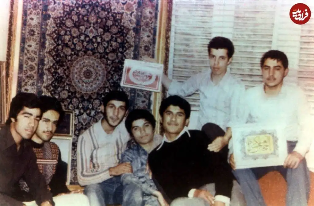 عکس؛ سفر در زمان؛ «شهید حسن باقری» در دورهمی همکلاسی هایش؛ دهه 50