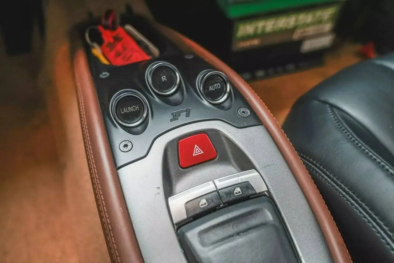 تصاویر؛ از پیست تا حراجی؛ فروش نمونه اولیه لافراری با قیمت میلیون دلاری