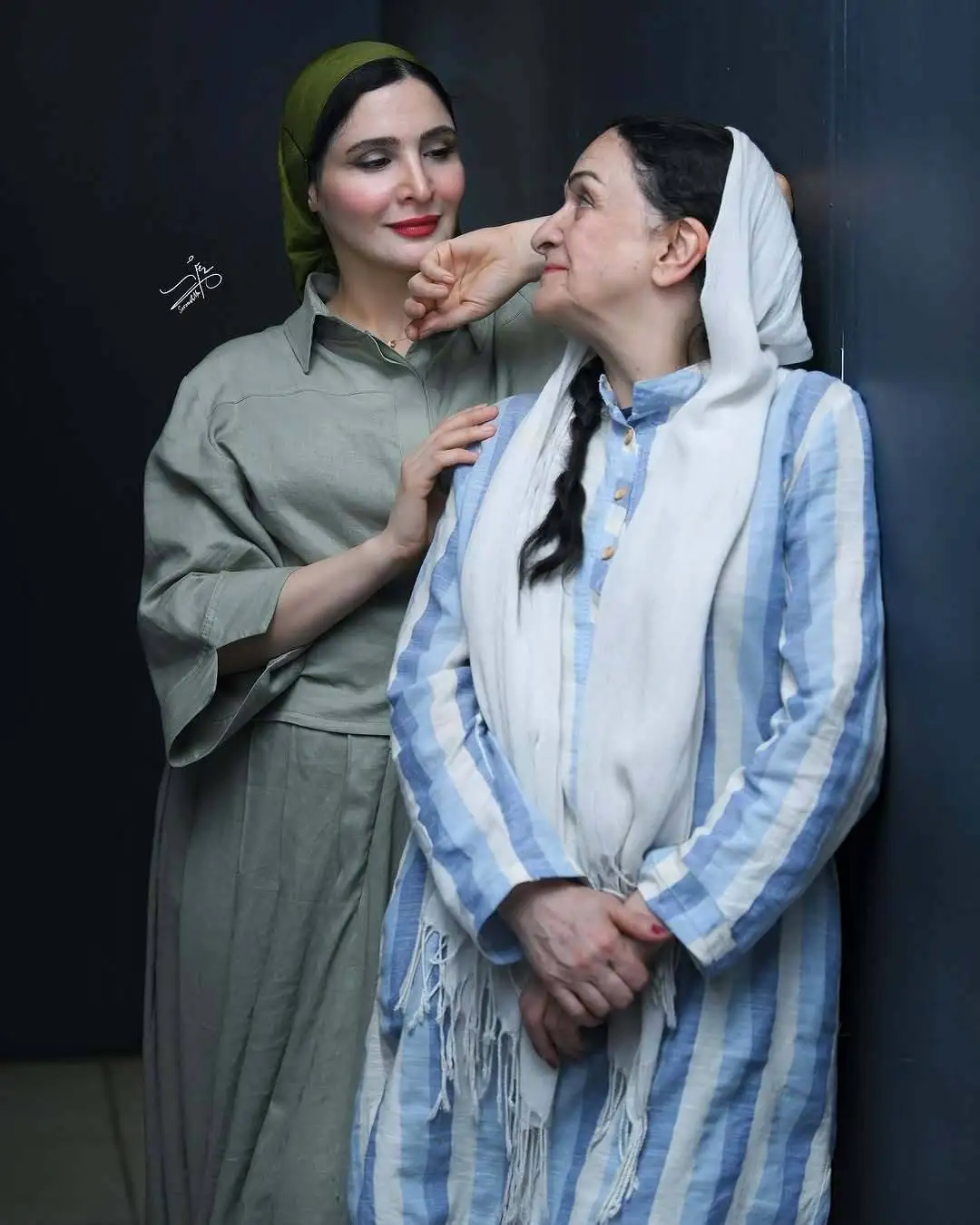 عکس صمیمی گلاب آدینه و دخترش نورا هاشمی در پشت صحنه نمایش «هم این / هم آن»