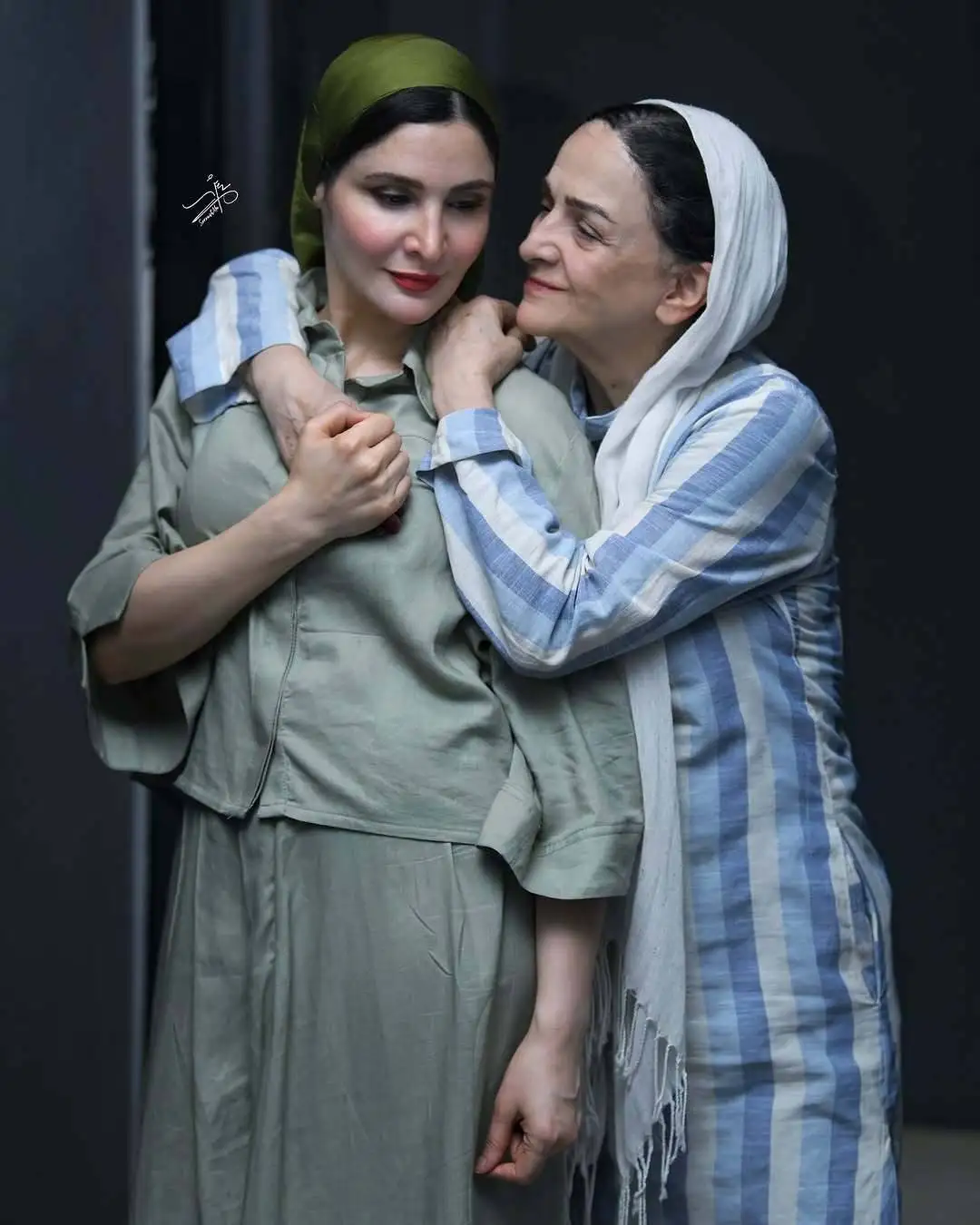 عکس صمیمی گلاب آدینه و دخترش نورا هاشمی در پشت صحنه نمایش «هم این / هم آن»
