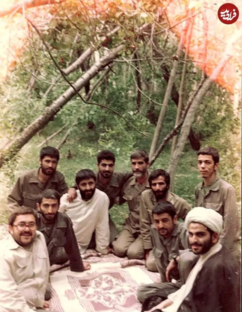 عکس؛ سفر در زمان؛ «سردار سلیمانی و سرلشکر باقری» در یک باغ؛ دهه 60
