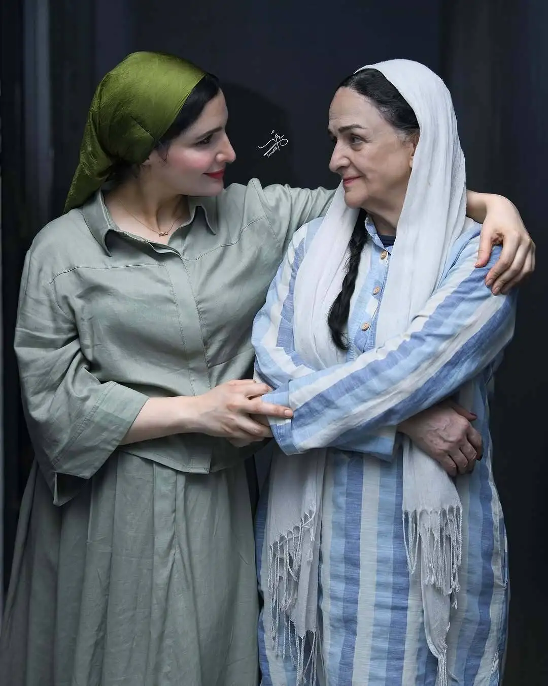عکس صمیمی گلاب آدینه و دخترش نورا هاشمی در پشت صحنه نمایش «هم این / هم آن»