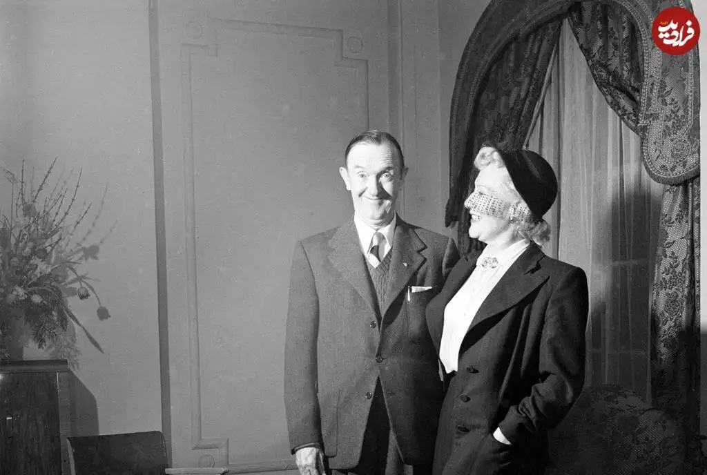عکس؛ سفر در زمان؛ «لورل و هاردی» در کنار همسران شان در یک هتل در لندن؛ سال 1330