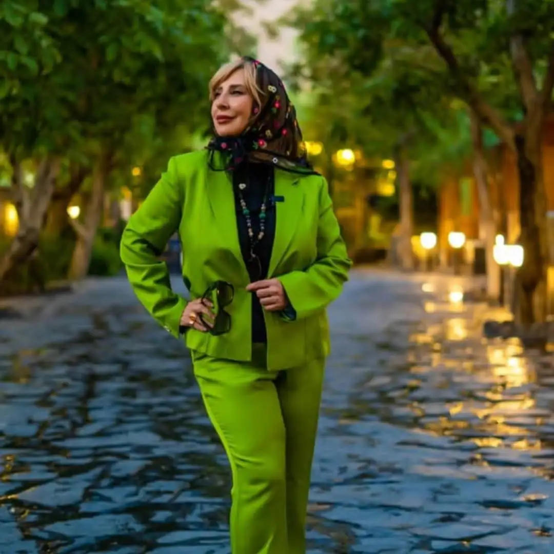 عکس؛ مرجانه گلچین با یک تیپ خاص در سن 54 سالگی