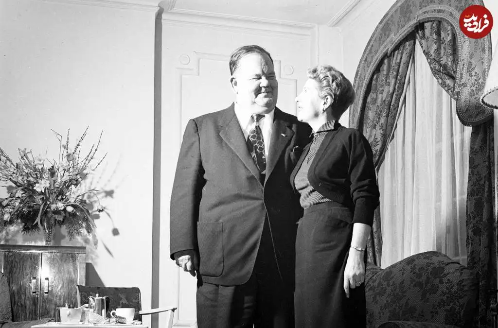 عکس؛ سفر در زمان؛ «لورل و هاردی» در کنار همسران شان در یک هتل در لندن؛ سال 1330