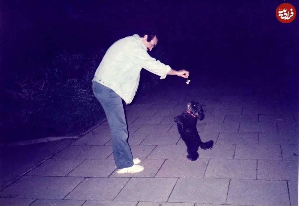 عکس؛ سفر در زمان؛ «فریدون فرخزاد» در حال بازی کردن با سگ خانگی اش در آلمان؛ سال 66