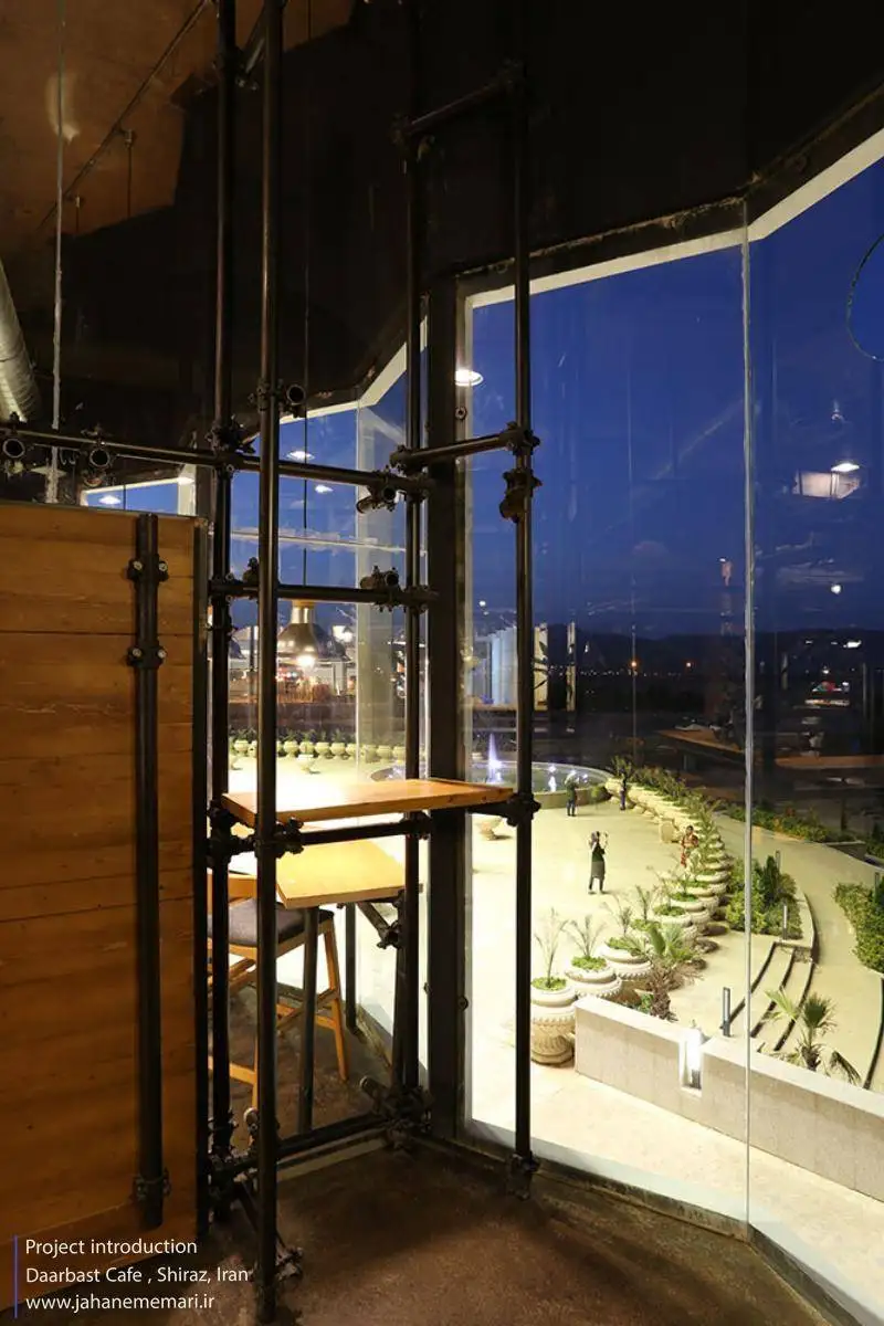 تصاویر؛ معماری جالب یک کافه در شیراز با داربست های ساختمانی