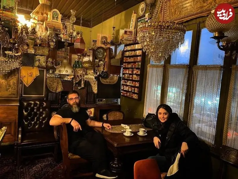 عکس؛ سفر زمان؛ بازیگر نقش «طوبی» (سریال طوبی) در کنار همسرش در یک کافه؛ سال 1400