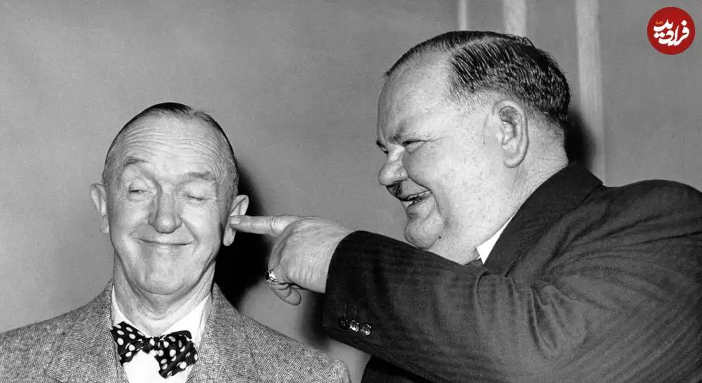 عکس؛ سفر در زمان؛ «لورل هاردی» در پیری و در حال شوخی کردن با یکدیگر؛ سال 1332