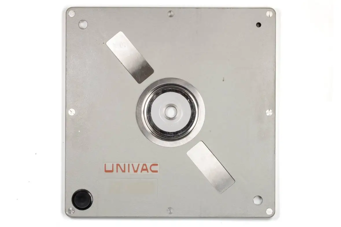 تصاویر؛ سفر در زمان؛ هارد دیسک آهنی 2.9 کیلویی که به اندازه یک عکس هم ظرفیت ندارد!