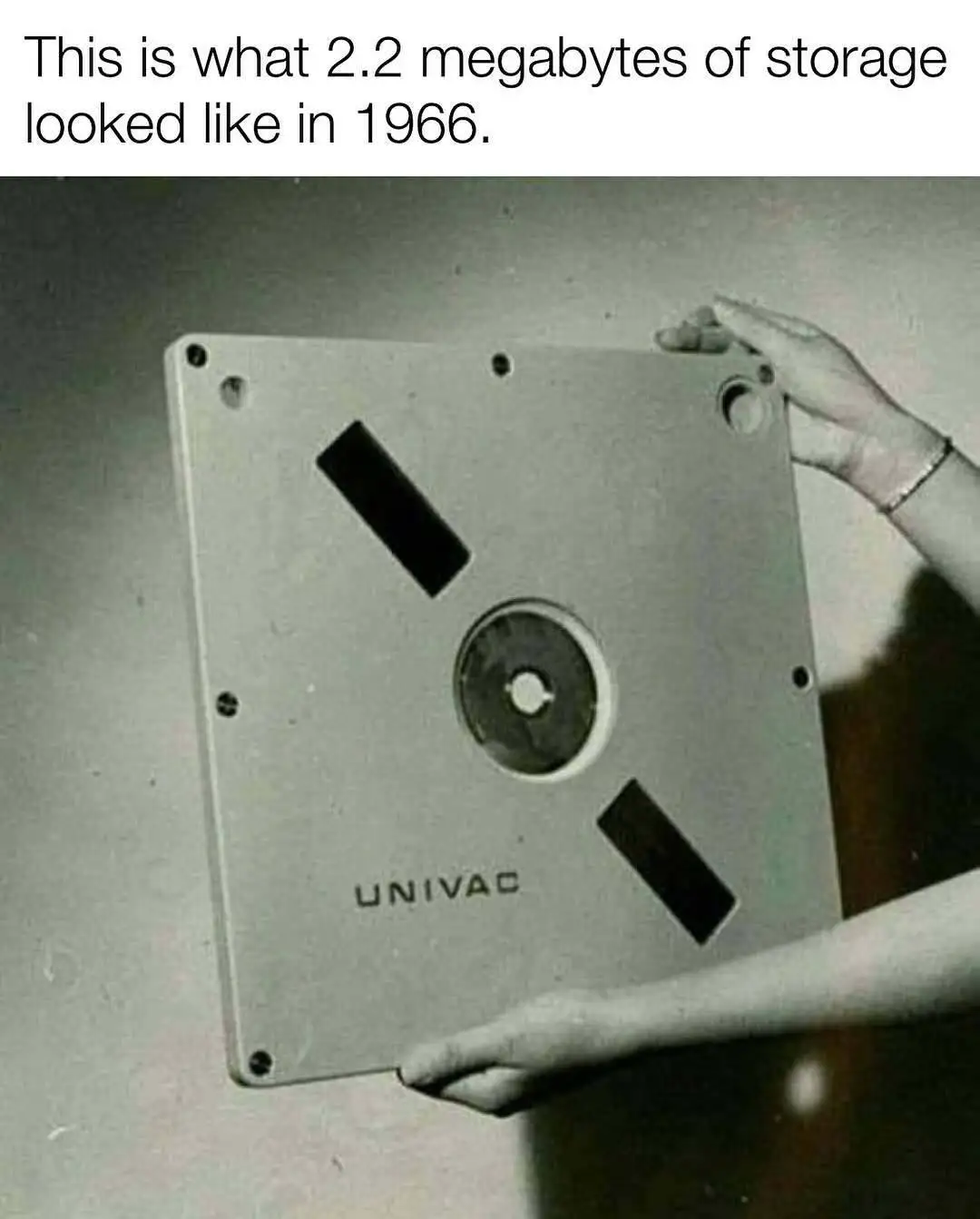 تصاویر؛ سفر در زمان؛ هارد دیسک آهنی 2.9 کیلویی که به اندازه یک عکس هم ظرفیت ندارد!